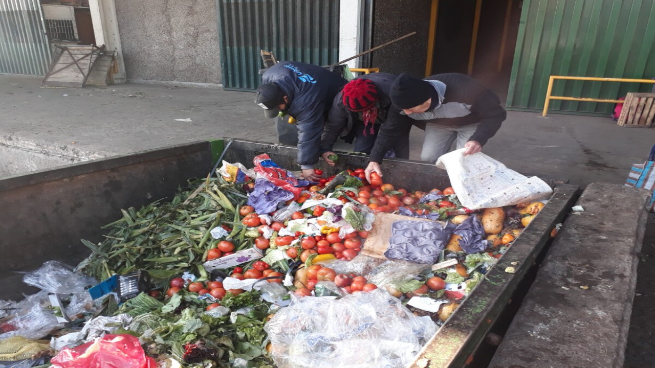 Warga Argentina terpaksa memulung sampah makanan demi bisa makan/ist