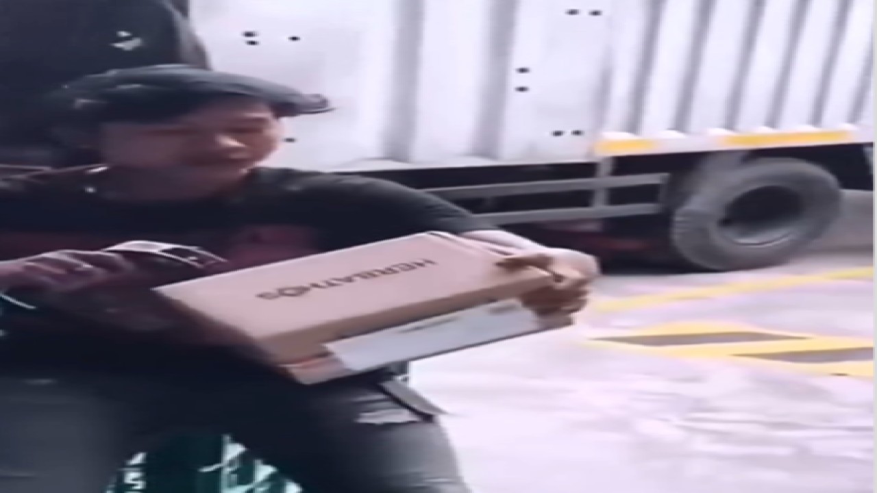 Kurir Ekspedisi: tangkapan layar/Istagram @fakta.jakarta