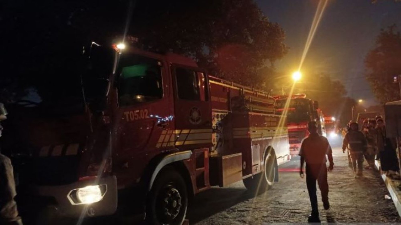 Petugas pemadam kebakaran menuju lokasi ledakan gudang amunisi di Kabupaten Bogor, Jawa Barat, Minggu (31/3/2024). (Foto: ANTARA/Khaerul Izan)