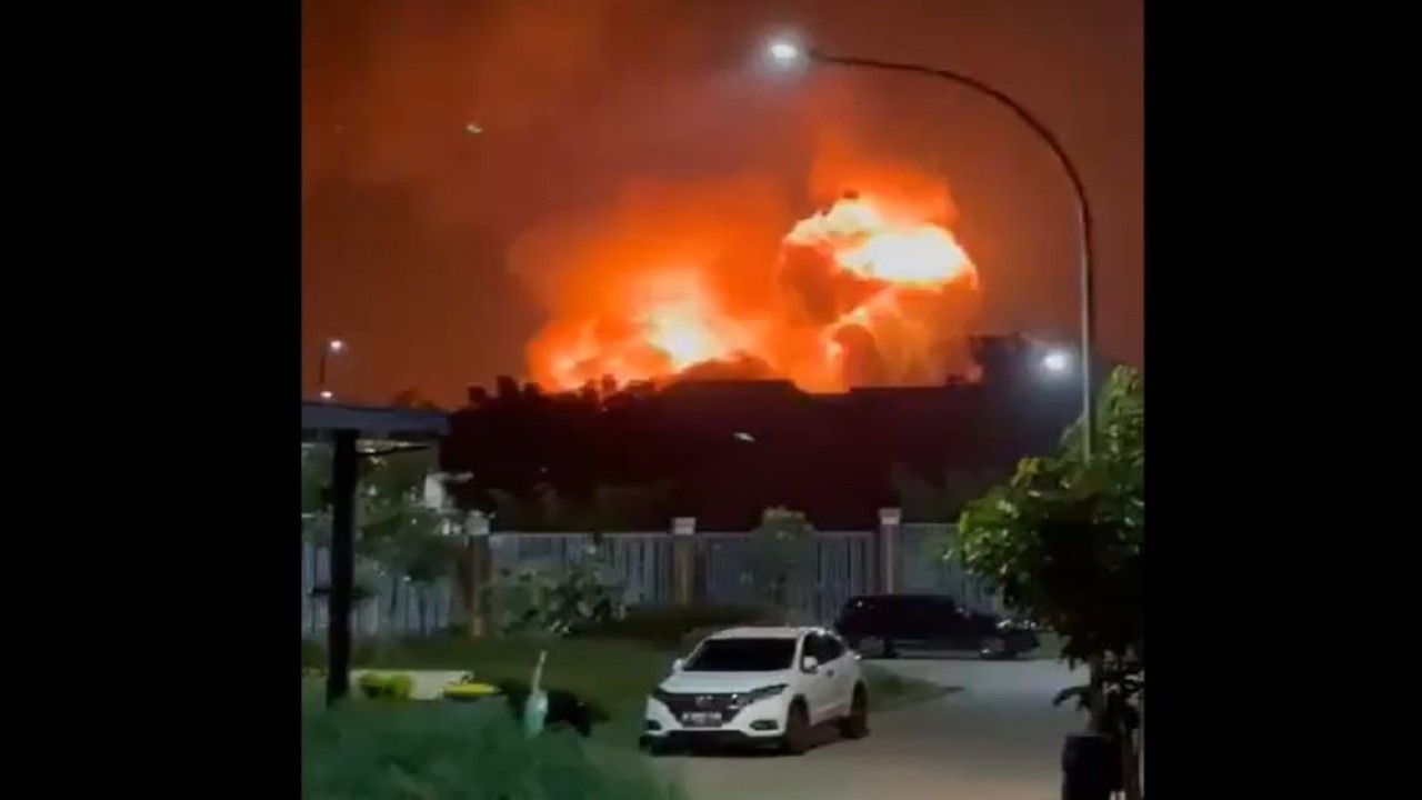 Total 135 KK terdampak ledakan Gudang Amunisi Batalyon Artileri Medan (Yonarmed) 07/155 GS Kodam Jaya, di Desa Ciangsana, Gunung Putri, Kabupaten Bogor, Jawa Barat, diungsikan. (Foto: Twitter @humasjakfire)