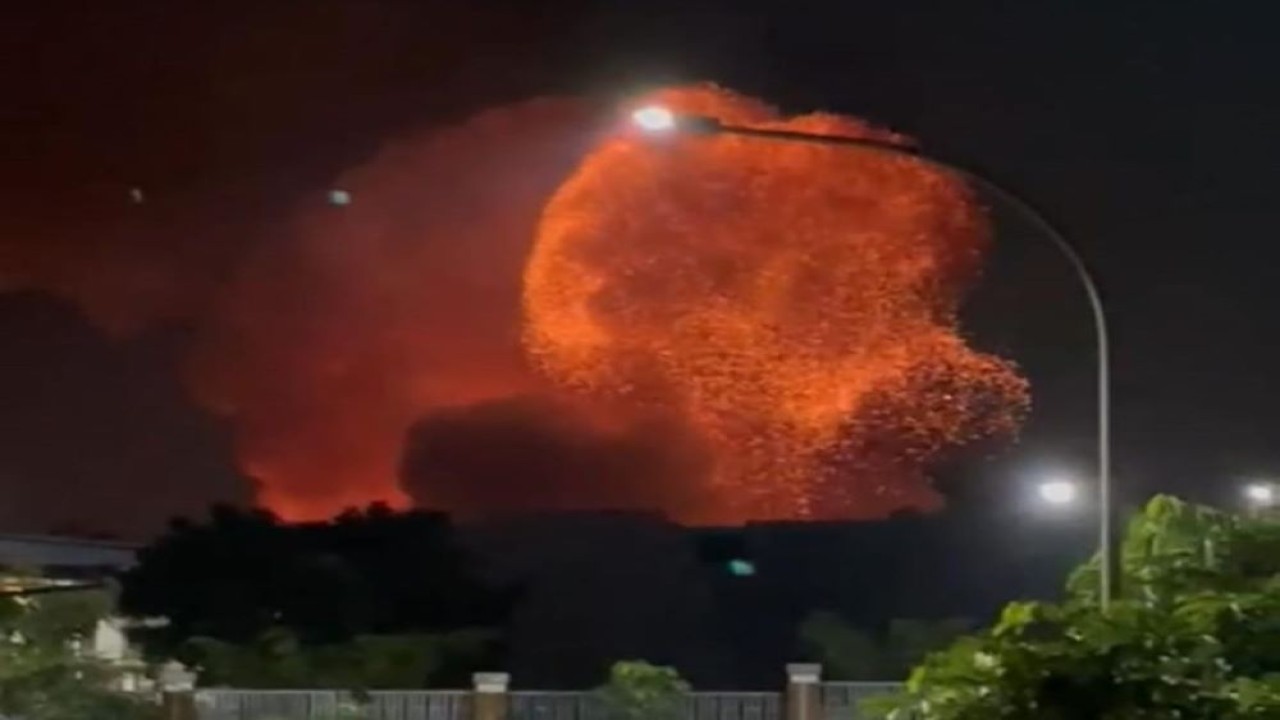 Ledakan hingga menyebabkan kebakaran di Gudang Amunisi Batalyon Artileri Medan (Yonarmed) 07/155 GS Kodam Jaya, di Desa Ciangsana, Gunung Putri, Kabupaten Bogor, Jawa Barat, pada Sabtu (30/3/2024). (Foto: Tangkapan layar Twitter @humasjakfire)