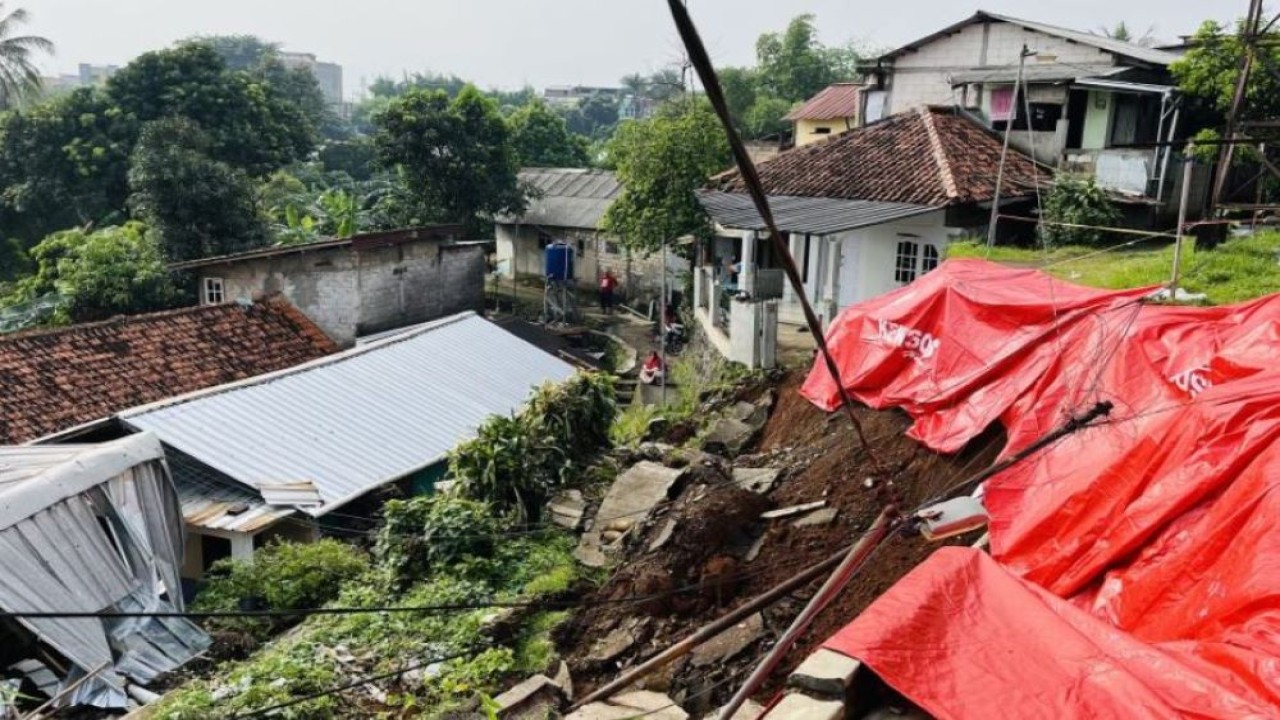 Lokasi longsor di Kelurahan Ciparigi, Kota Bogor yang menyebabkan salah satu warga tertimbun. (Foto: ANTARA/Shabrina Zakaria)