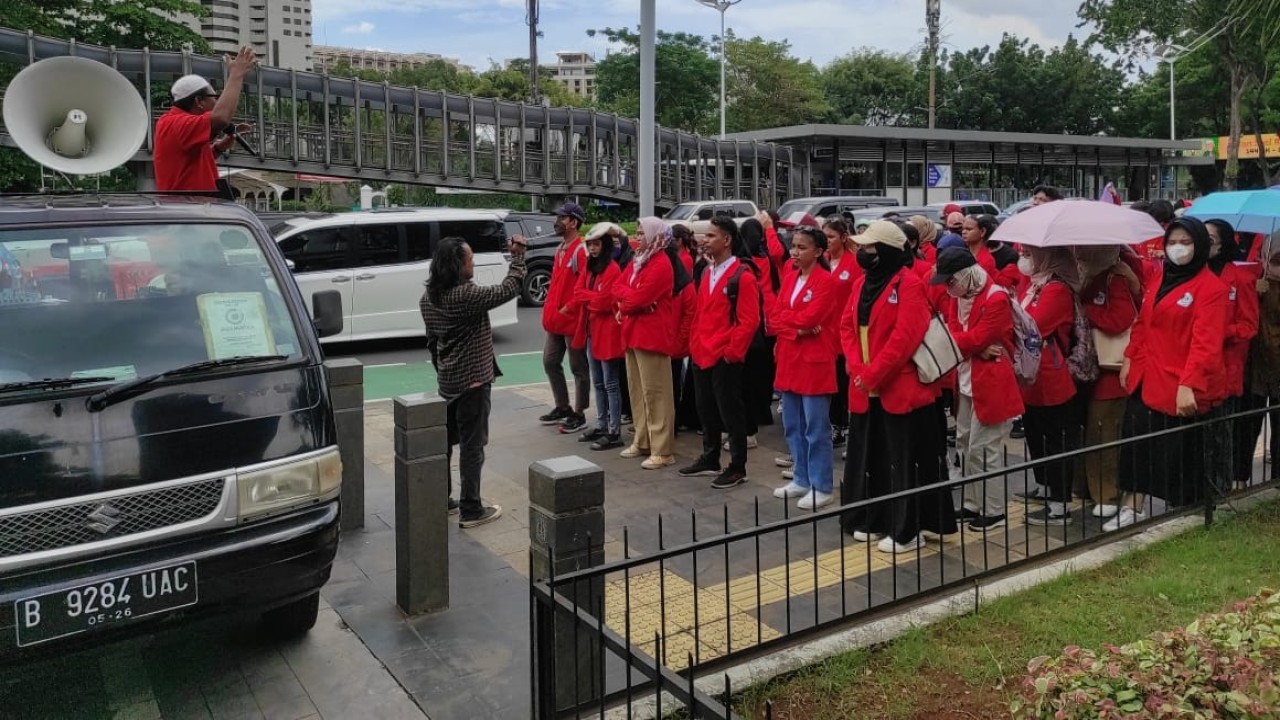Mahasiswa Universitas 17 Agustus 1945 Jakarta saat berunjuk rasa di depan Mapolda Metro Jaya.