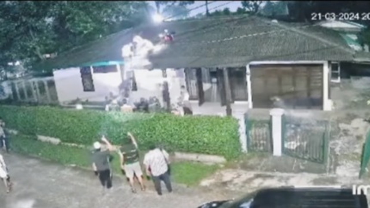 warga berhasil menangkap maling yang sedang beraksi di atap rumah seorang warga. (Foto: Tangkap layar Instagram/infodepok24)