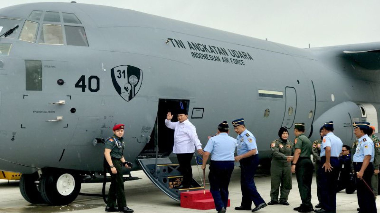 Ajudan Menteri Pertahanan Mayor Inf. Teddy Indra Wijaya (kiri) mendampingi Menteri Pertahanan Prabowo Subianto (dua kiri) dalam acara di Pangkalan Udara TNI AU Halim Perdanakusuma, (Foto: ANTARA/Genta Tenri Mawangi)