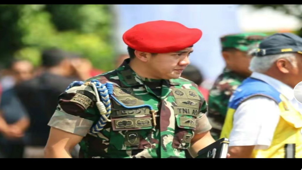 Mayor Teddy membopong perempuan pingsan saat kampanye akbar Prabowo di GBK/Instagram
