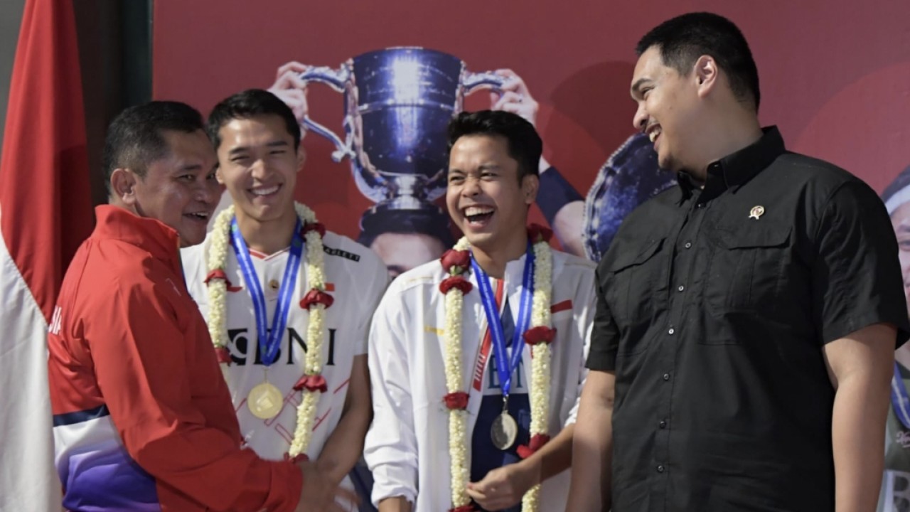 Menpora Dito Ariotedjo bersama atlet Bulutangkis Indonesia