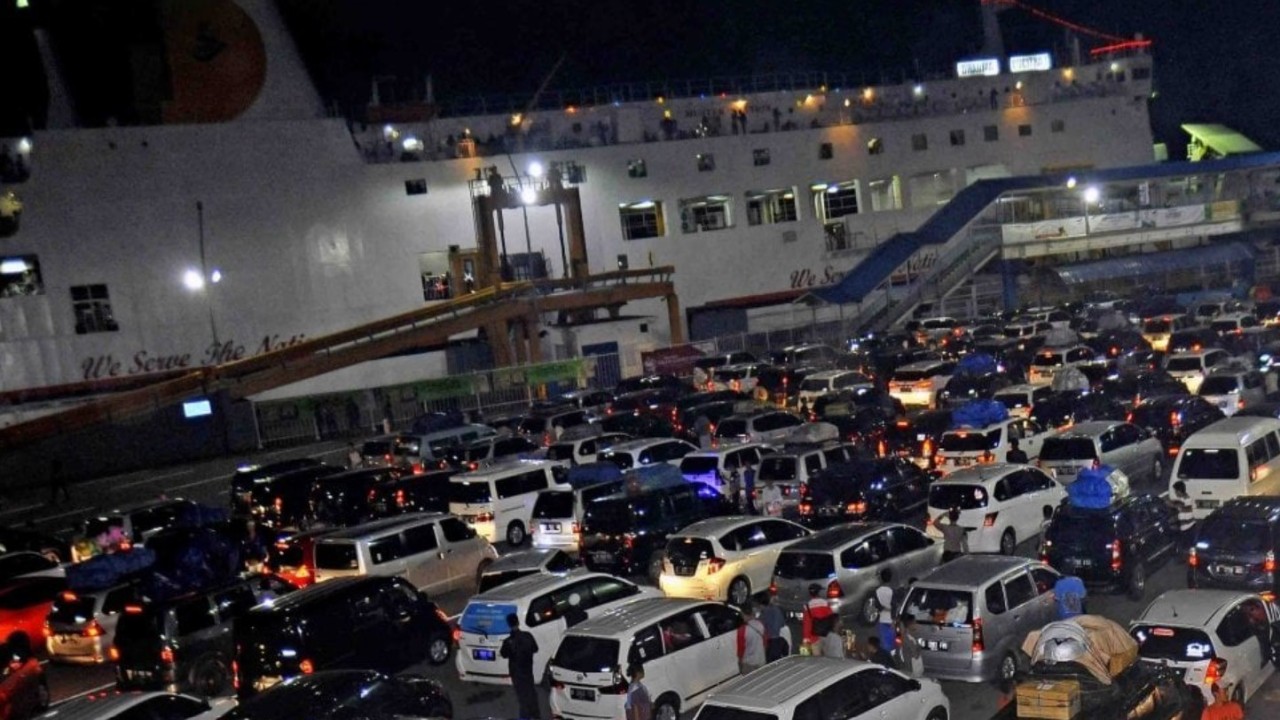 Antrean kendaraan yang hendak menyeberang di Pelabuhan Merak/ist