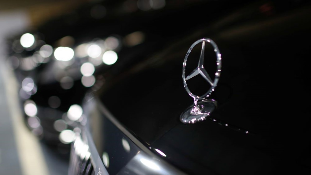 Logo Mercedes-Benz pada mobil di kantor pusat Chabe, Chauffeured Cars Services, di Nanterre dekat Paris, Prancis, 2 Juli 2020. (Foto: Dok/Gonzalo Fuentes/Reuters)