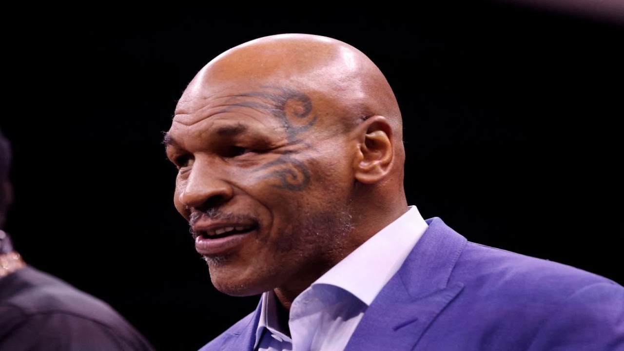 Mantan juara dunia tinju kelas berat Mike Tyson bakal kembali naik ring melawan YouTuber Jake Paul pada 20 Juli 2024. (Foto: Reuters)