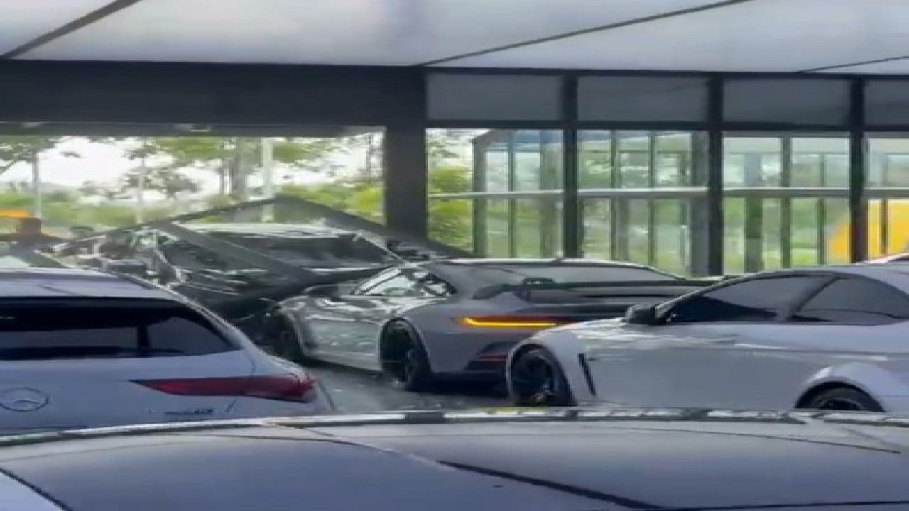 Mitsubishi Xpander berwarna hitam menabrak Porsche GT3. (Foto: Tangkap layar X/@innovacommunity)