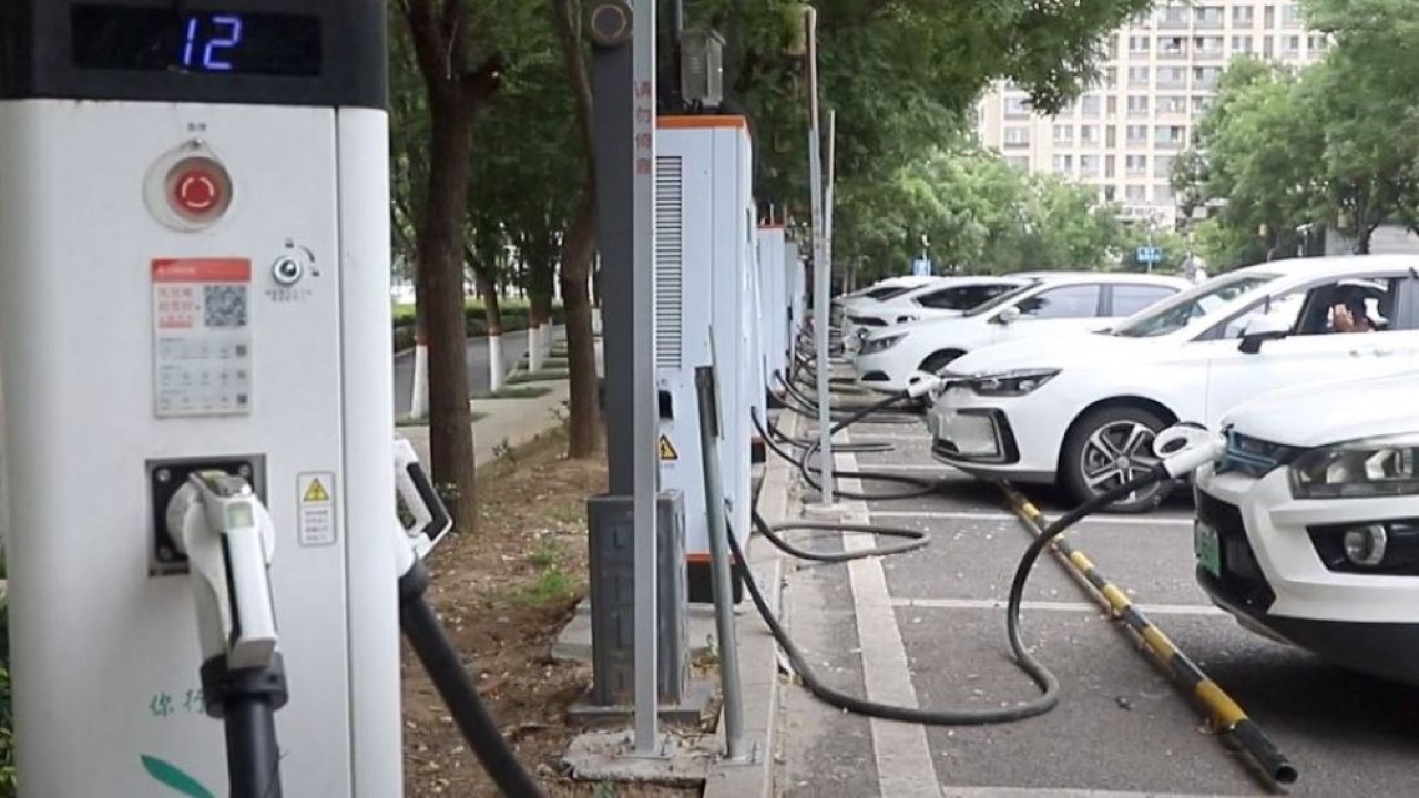 Mobil listrik sedang melakukan pengisian daya. (Foto: Tangkapan layar via CGTN)