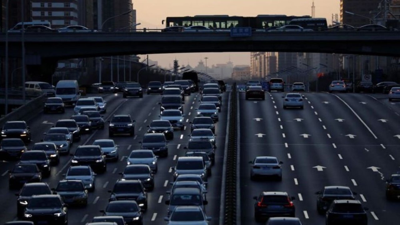 Penampakan arus lalu lintas pada jam sibuk pada malam hari di kawasan pusat bisnis (CBD) di Beijing, China, 15 Januari 2021. (Foto: Dok/Tingshu Wang/Reuters)