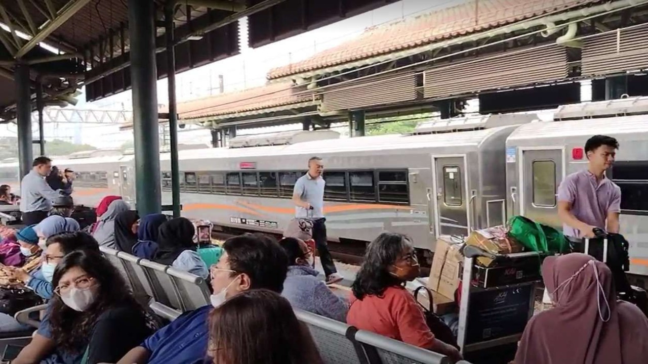 Para penumpang yang hendak mudik Lebaran menggunakan kereta api memadati statsiun/ist