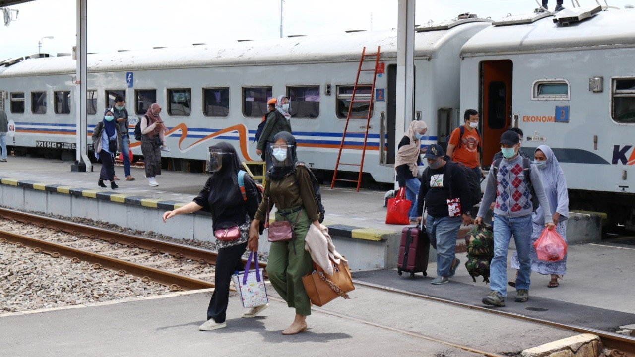 Para penumpang yang mudik Lebaran menggunakan kereta api turun di stasiun tujuan/ist