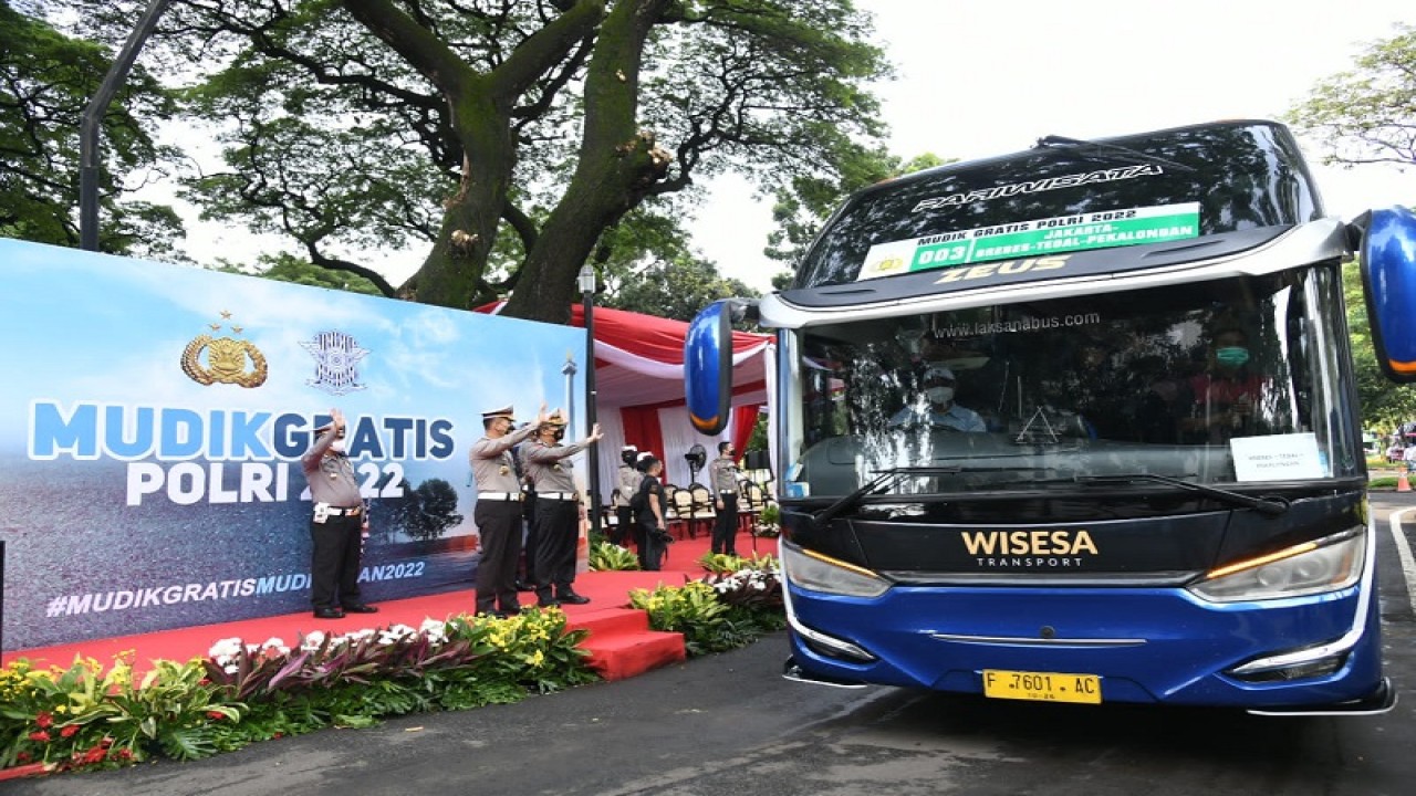 Bus yang mengangkut peserta Mudik Gratis Polri dilepas secara resmi/ist