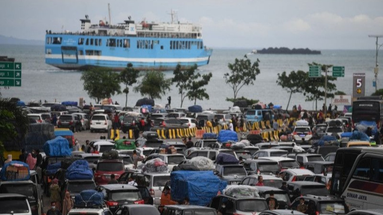 Arus mudik lebaran di Pelabuhan Merak. (Antara)
