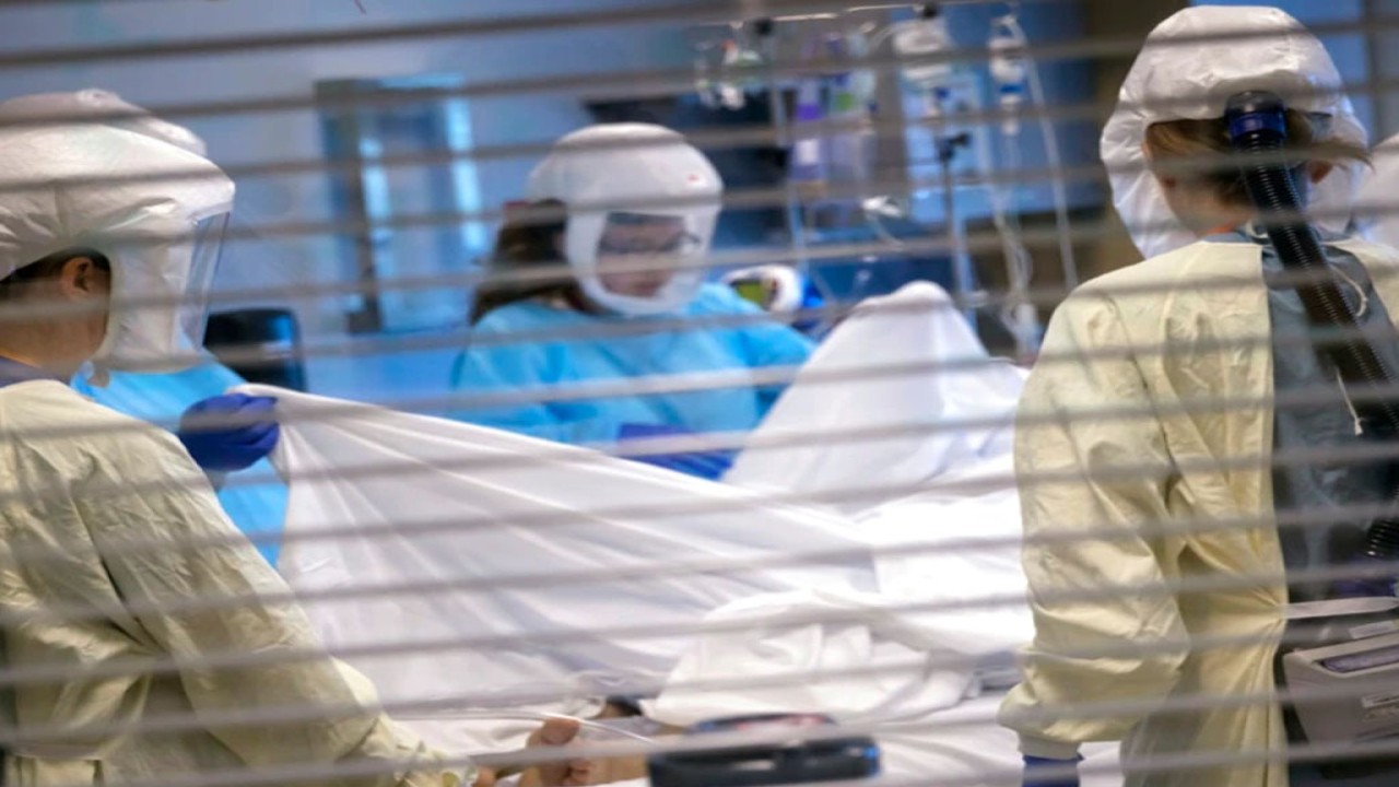 Ilustrasi nakes sedang menangani pasien di rumah sakit/ist