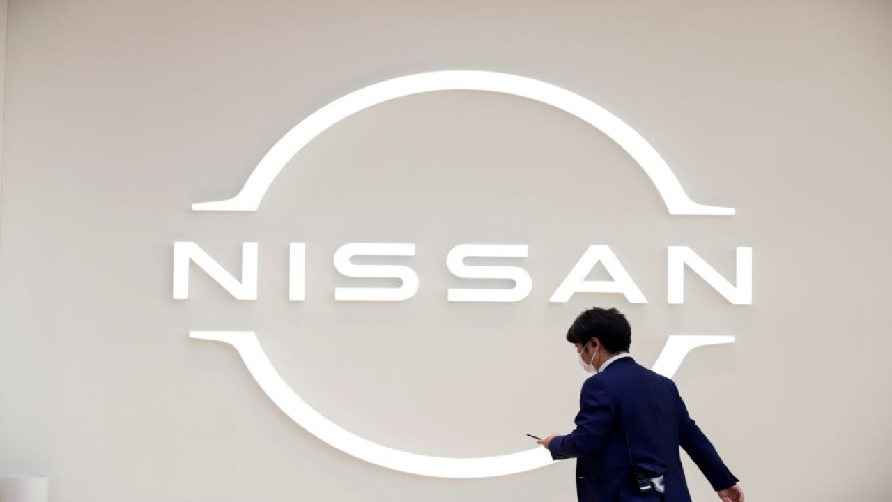 Seorang pria berjalan di depan logo Nissan di Galeri Nissan di Yokohama, Jepang 29 November 2021. (Foto: Androniki Christodoulou/Reuters)