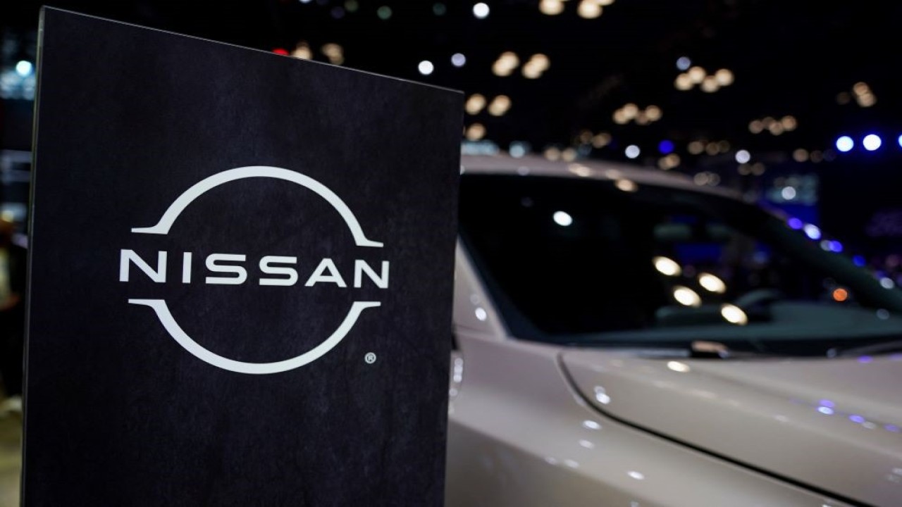 Penampakan logo Nissan di samping kendaraan saat New York International Auto Show, di Manhattan, New York City, Amerika Serikat, pada 5 April 2023. (Foto: Dok/David 'Dee' Delgado/Reuters)