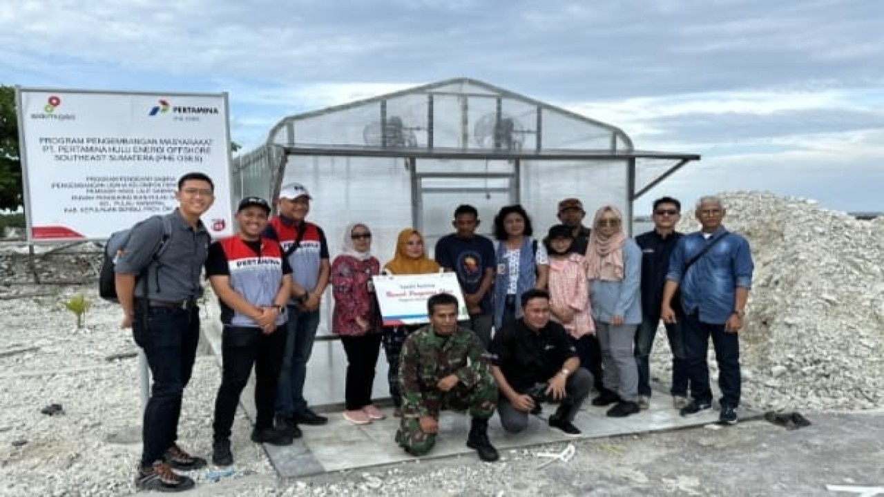 Perwakilan manajemen PHE OSES dan Sudin KPKP Kepulauan Seribu, Rita Sri Lestari selaku Plt. Kasudin serta Elis Rora Kasie dan masyarakat Pulau Sabira berfoto bersama saat serah terima bantuan rumah pengering ikan/ist