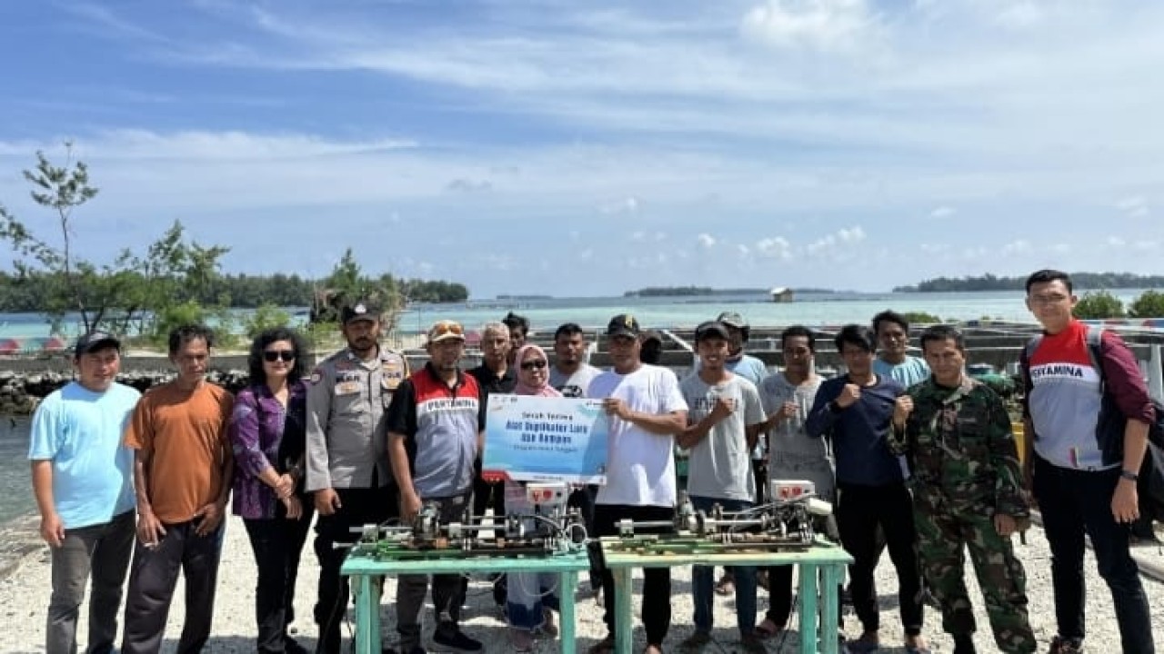 Perwakilan manajemen PHE OSES menyerahkan bantuan berupa mesin duplikator lure kepada nelayan di Pulau Kelapa Dua, Kepulauan Seribu/istimewa