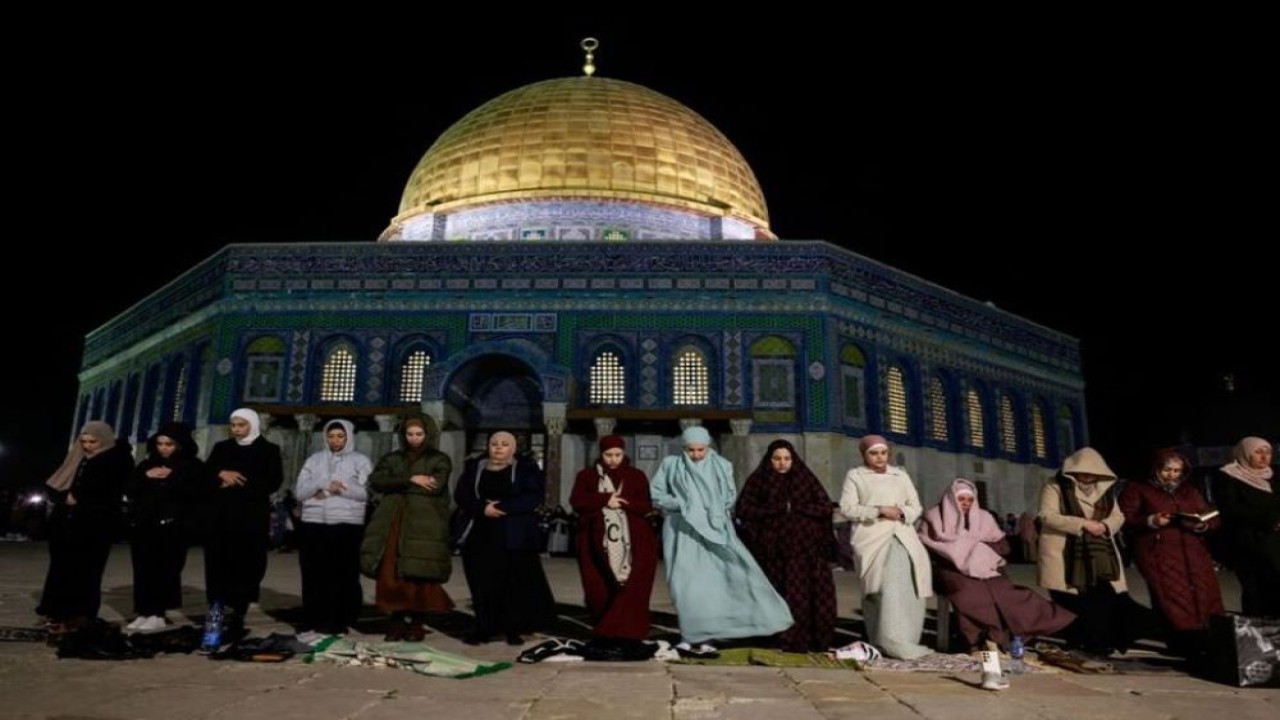 Umat Muslim sedang menjalankan salat tarawih pada bulan suci Ramadhan, di kompleks Al-Aqsa, yang dikenal oleh orang Yahudi sebagai Temple Mount, di Yerusalem. (Foto: Ammar Awad/Reuters)