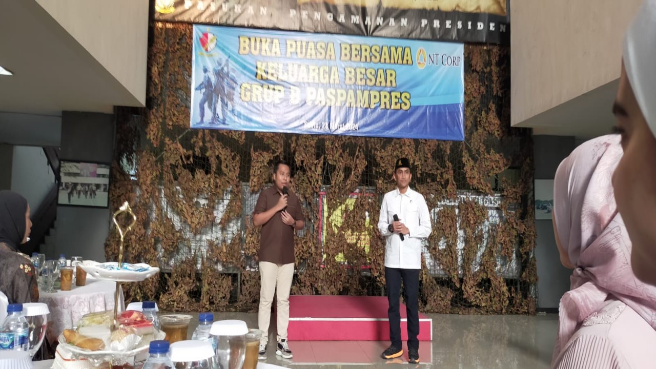 Direktur NusantaraTV-NT Corporation, Tommy William Tampubolon bersama Kolonel Marinir Nioko Budi Legowo Harumbintoro pada acara Buka Puasa Bersama Keluarga Besar Grup B Paspampres dengan NT Corporation di Mako Grup B Paspampres di Jalan Tanah Abang II No. 6 Jakarta Pusat, pada Sabtu (23/3/2024).