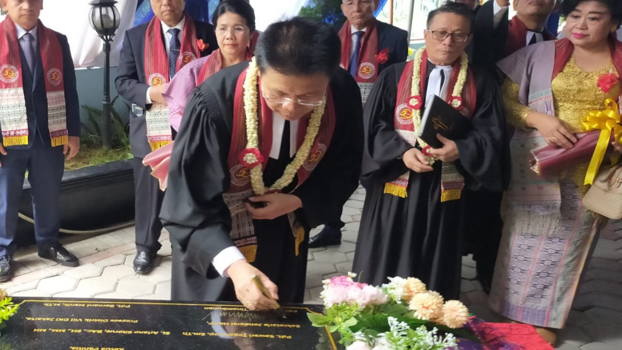Pdt Dr Victor Tinambunan menandatangi prasasti Jubileum 50 Tahun Gereja HKBP.