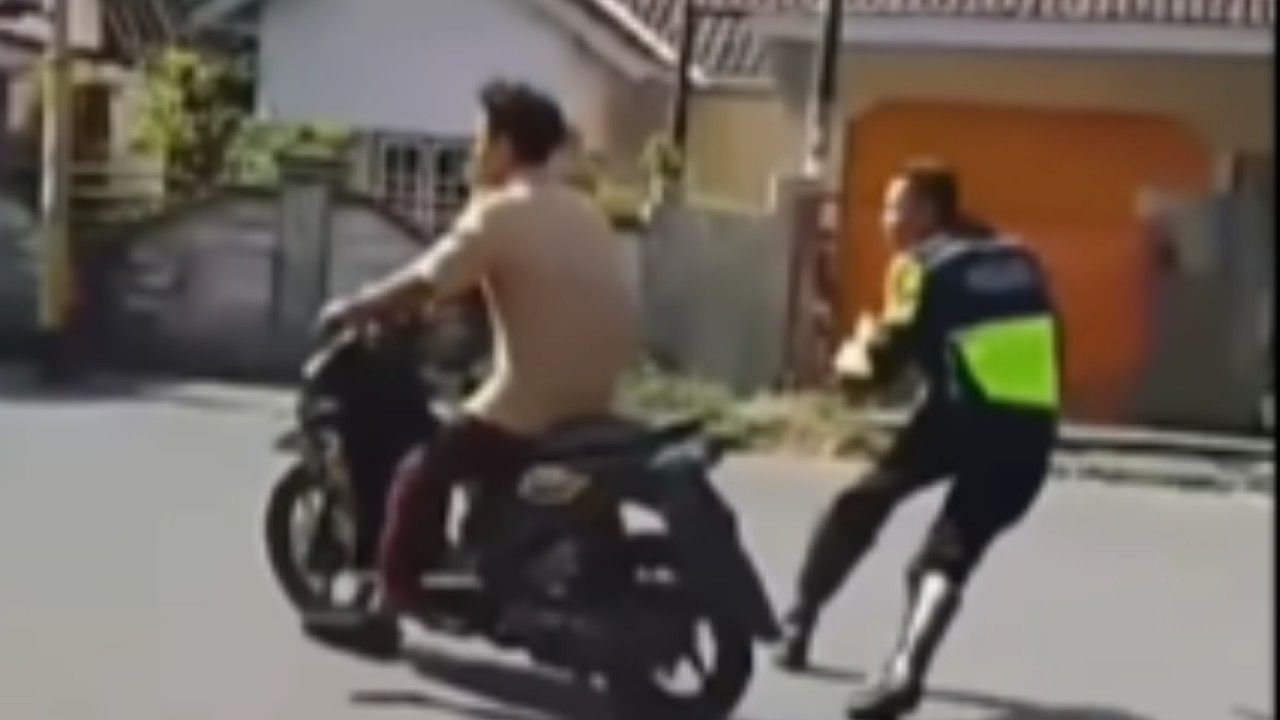 Pelajar di Lombok Tabrak Polisi (Instagram @rumpi_asiik)