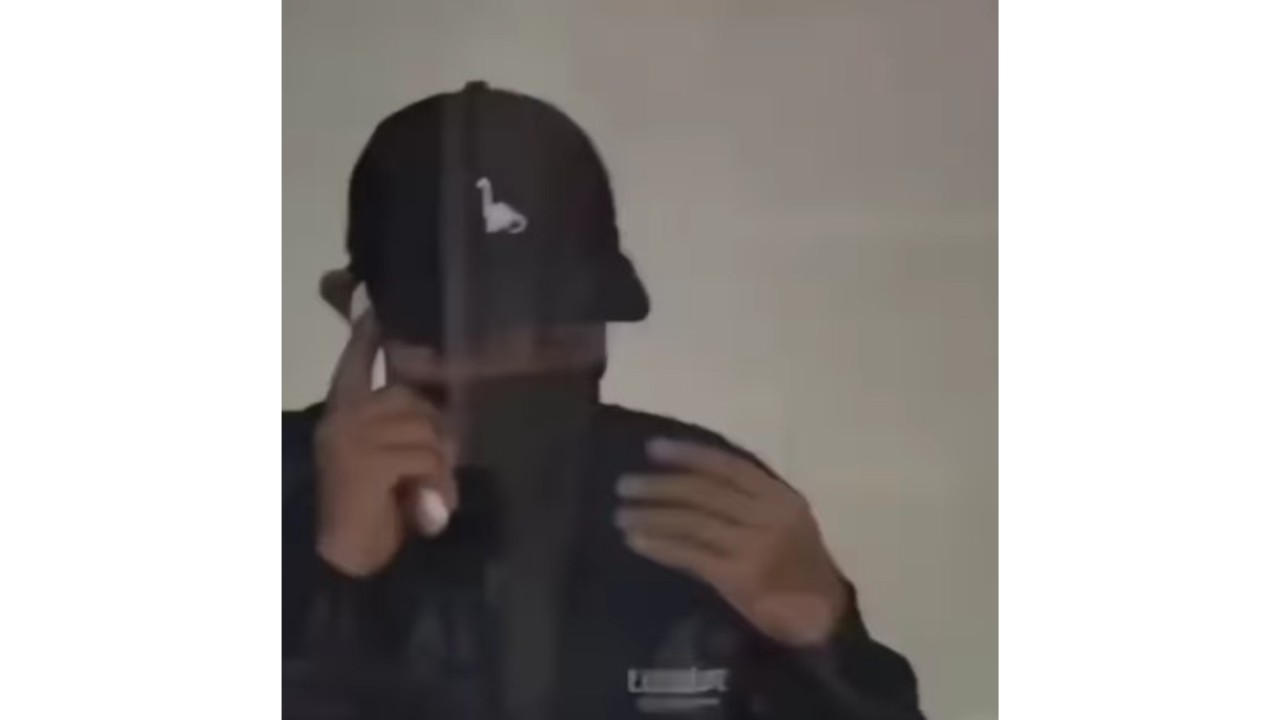 Pria berinisial P diduga melakukan aksi ganjal ATM di Bekasi. (Foto: Tangkap layar Instagram Lambe_Turah)