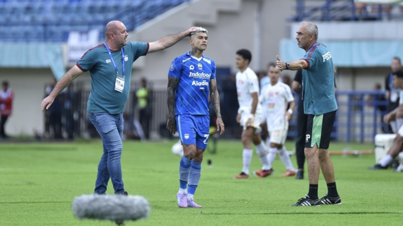 Pelatih Persib Bojan Hodak bersama asisten dan Ciro Alves