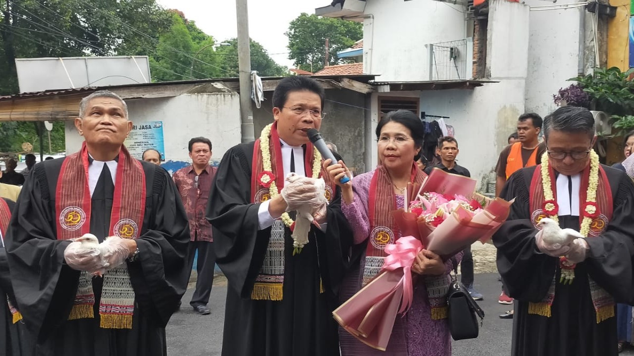 Pesta Perayaan Jubileum 50 Tahun Gereja HKBP Sutoyo, Cawang, Jakarta Timur, Minggu (10/3/2024) diwarnai prosesi pelepasan lima ekor burung merpati.  (foto-foto: nusantaratv.com/Ramses R. Manurung)