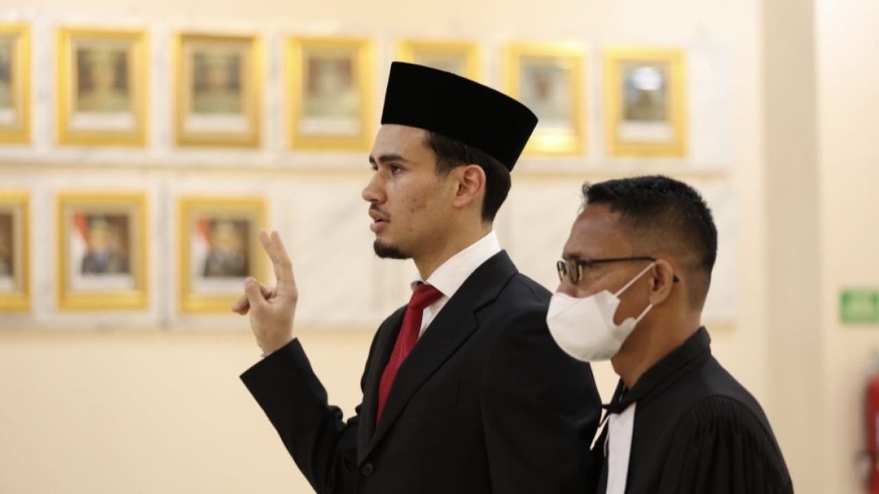 Pemain keturunan Indonesia Nathan Tjoe-A-On saat pengambilan sumpah jadi WNI