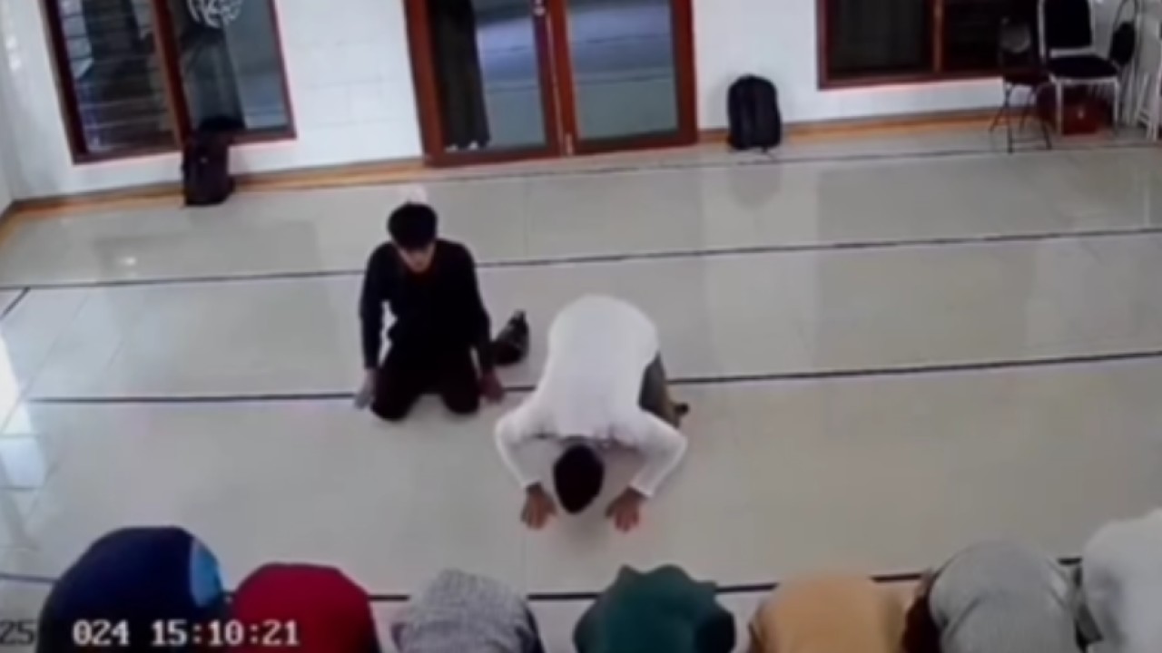 Pemuda mencuri tas (Instagram @kuyinfo)