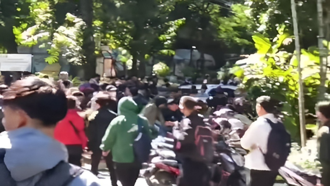 Pencari kerja nampak mengular di kawasan Menteng, Jakarta Pusat. (Foto: Tangkap layar Instagram Jakarta.Terkini )