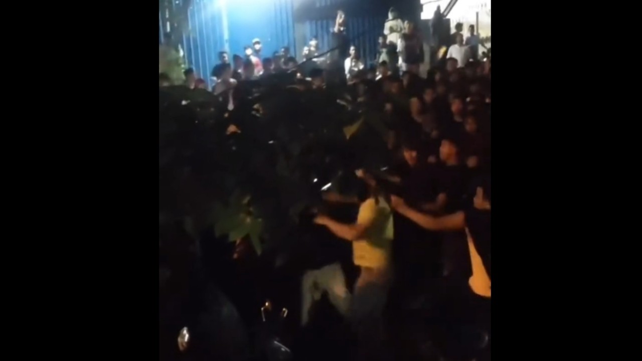 Pengeroyokan anggota TNI di Pamekasan, Madura.