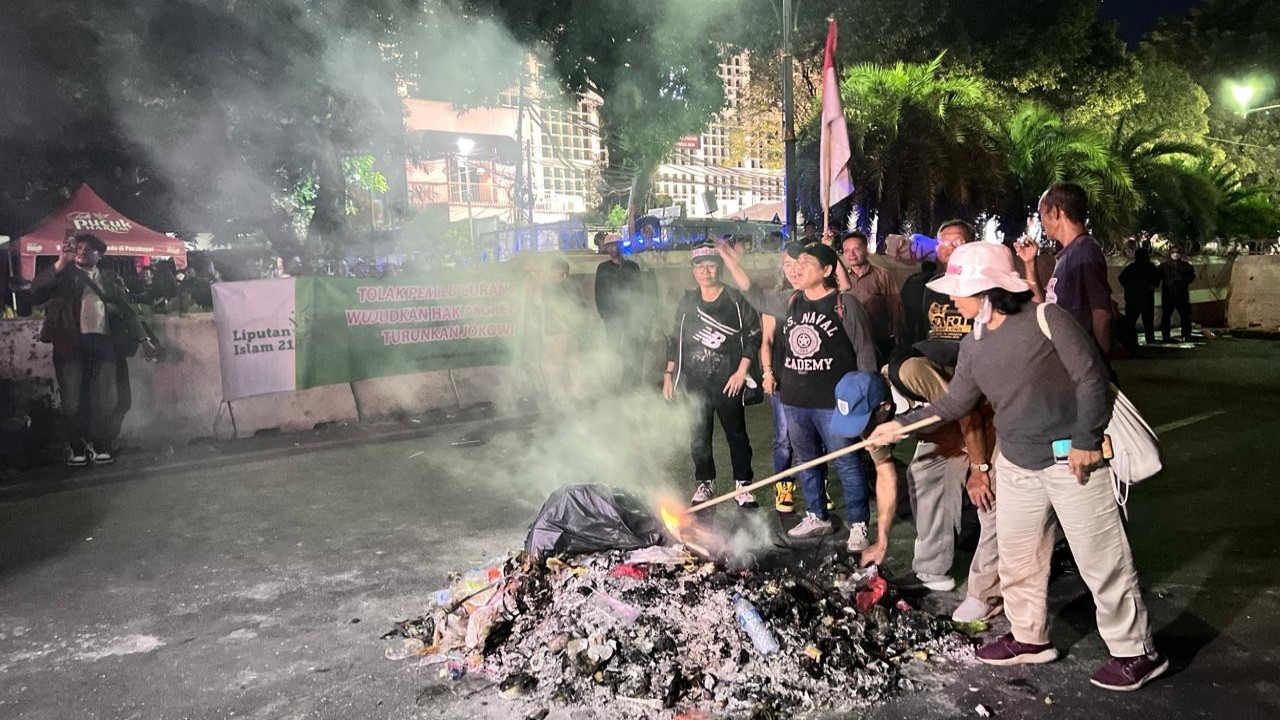 Pengunjuk rasa di depan kantor KPU RI.