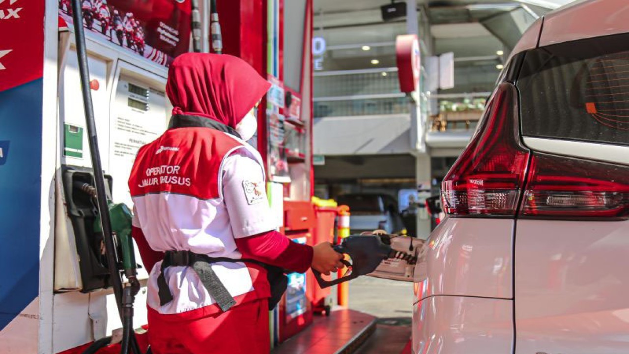 Petugas SPBU sedang melayani pengisian bensin di jalur Fast Track. (Foto: ANTARA/HO-Pertamina Patra Niaga)
