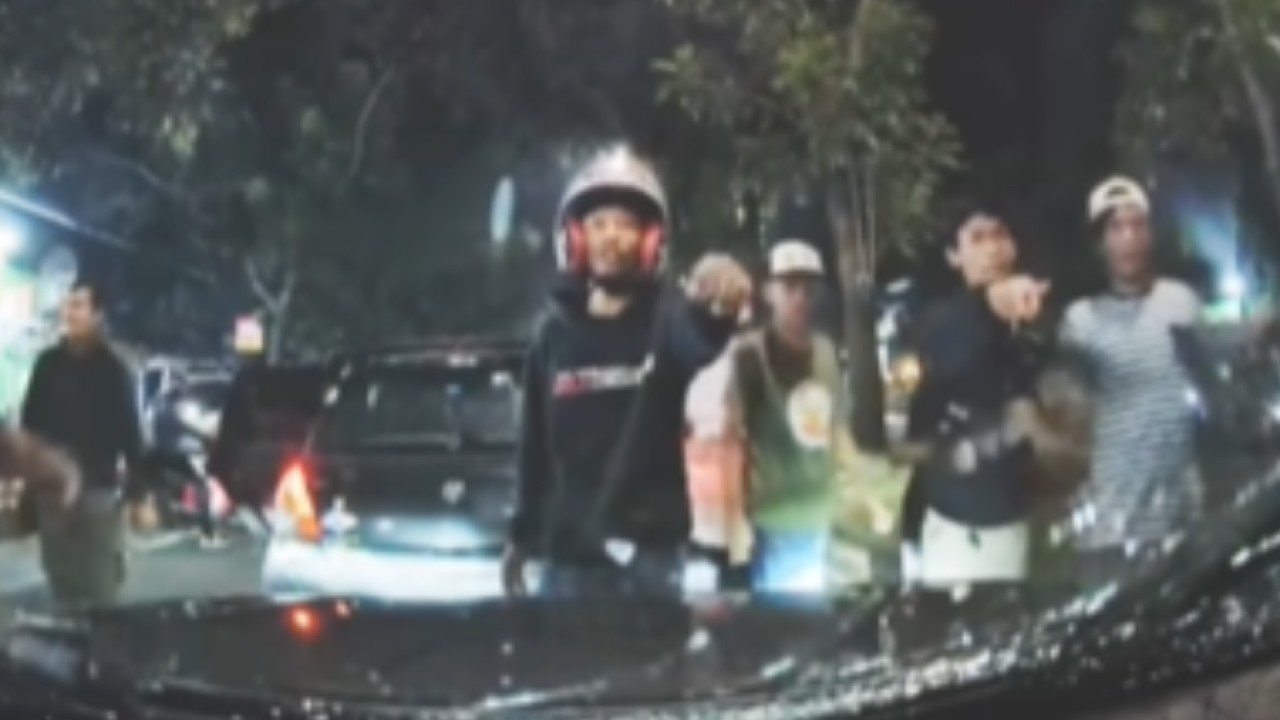 Perusakan Mobil Oleh Sejumlah Massa (Instagram @info_jabodetabek)