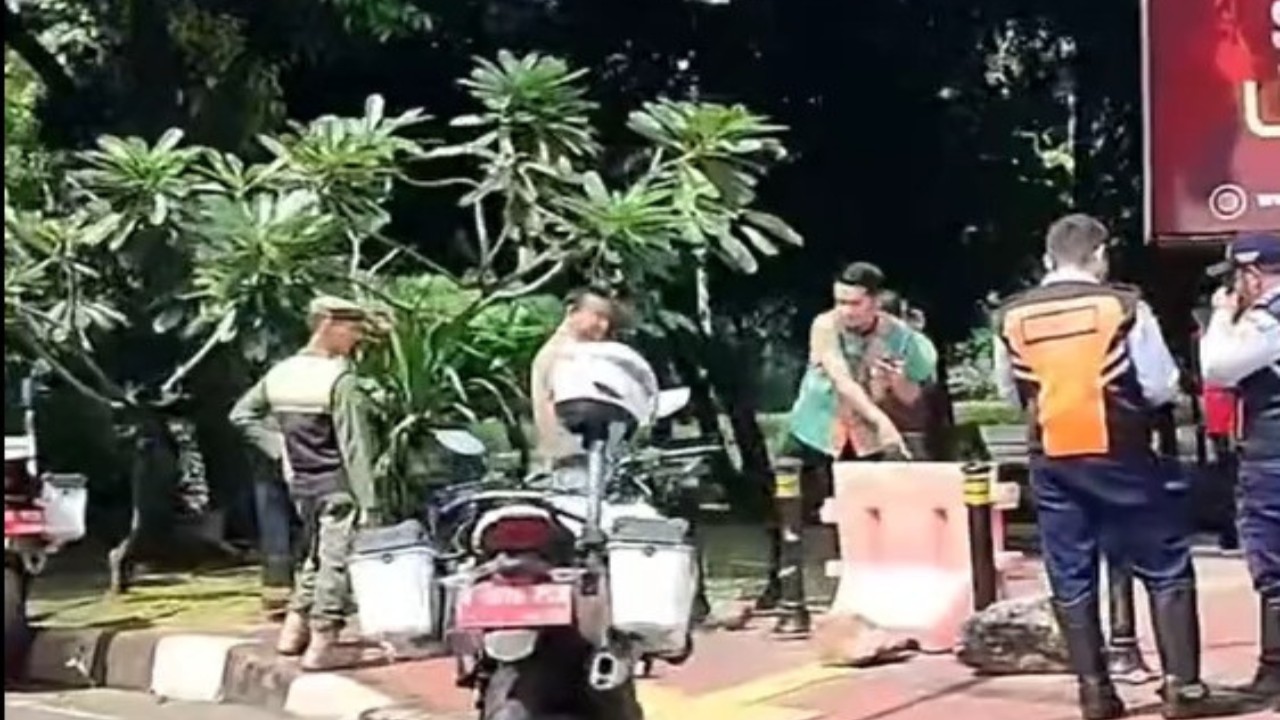 Petugas. (tangkap layar)