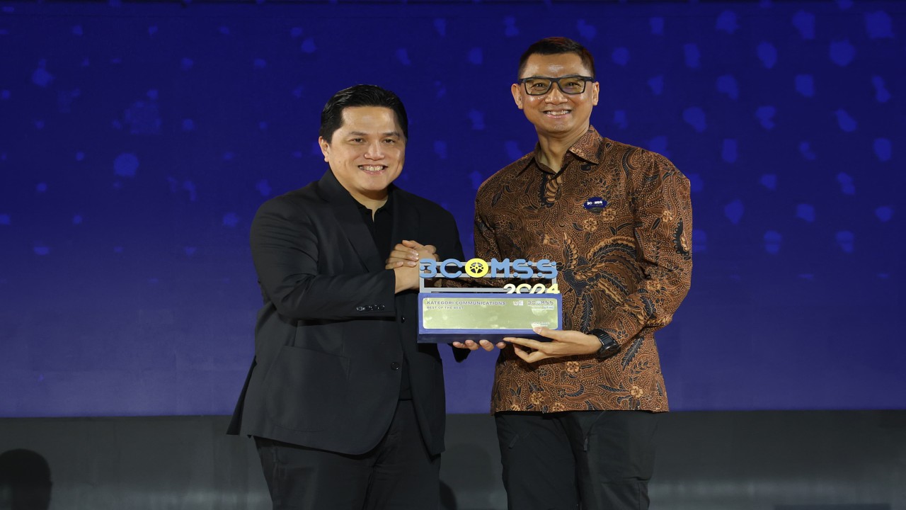 Direktur Utama PT PLN (Persero) Darmawan Prasodjo berhasil meraih penghargaan Best CEO Communications dalam ajang BUMN Corporate Communications and Sustainability Summit (BCOMSS) 2024. Foto: Humas PLN