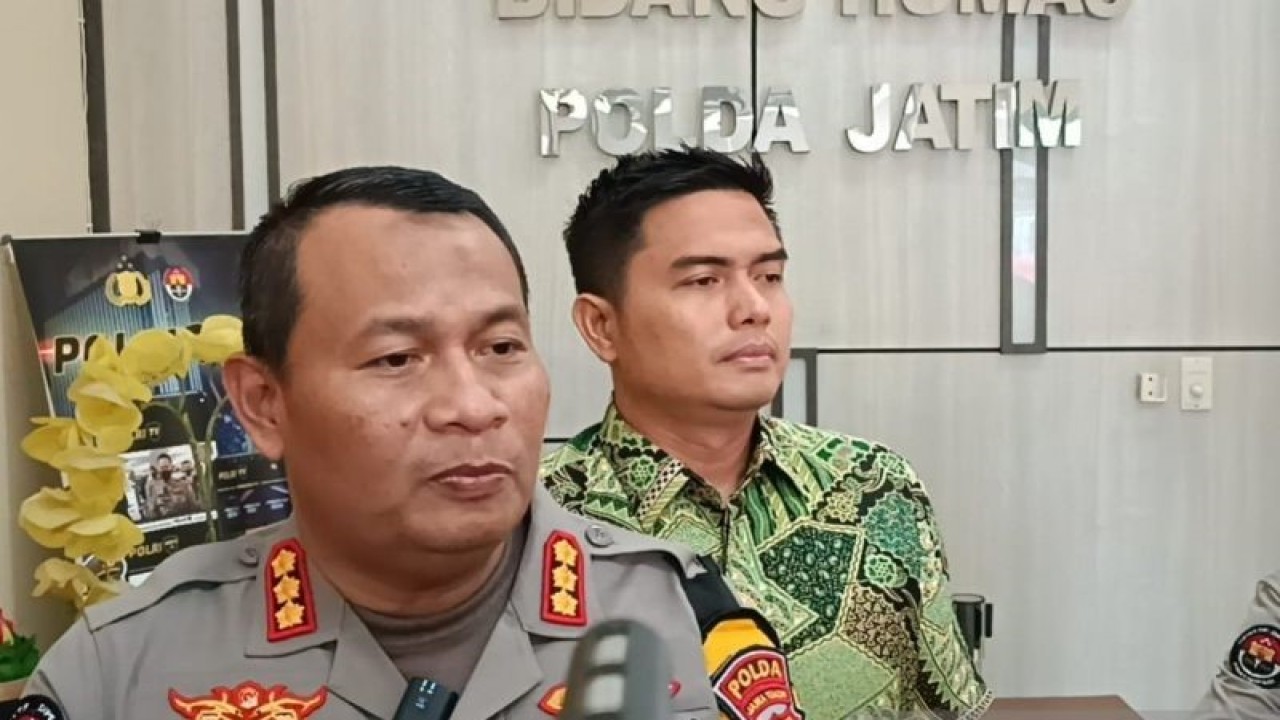 Kabid Humas Polda Jatim Kombes Pol Dirmanto (kiri) dan Kasubdit V Siber Ditreskrimsus Polda Jatim AKBP Chrales Tampubolon saat menggelar konferensi pers terkait penetapan Samsudin sebagai tersangka di Mapolda setempat, Surabaya, Jumat (1/3/2024). ANTARA/Willi Irawan