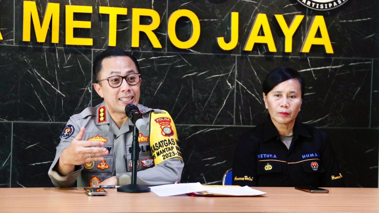 Kabid Humas Polda Metro Jaya Kombes Ade Ary Syam Indradi (kiri).