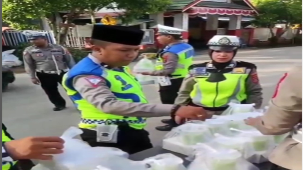 Polisi bagikan Takjil di pinggir jalan: tangkapan layar/Instagram @sultra_info_.