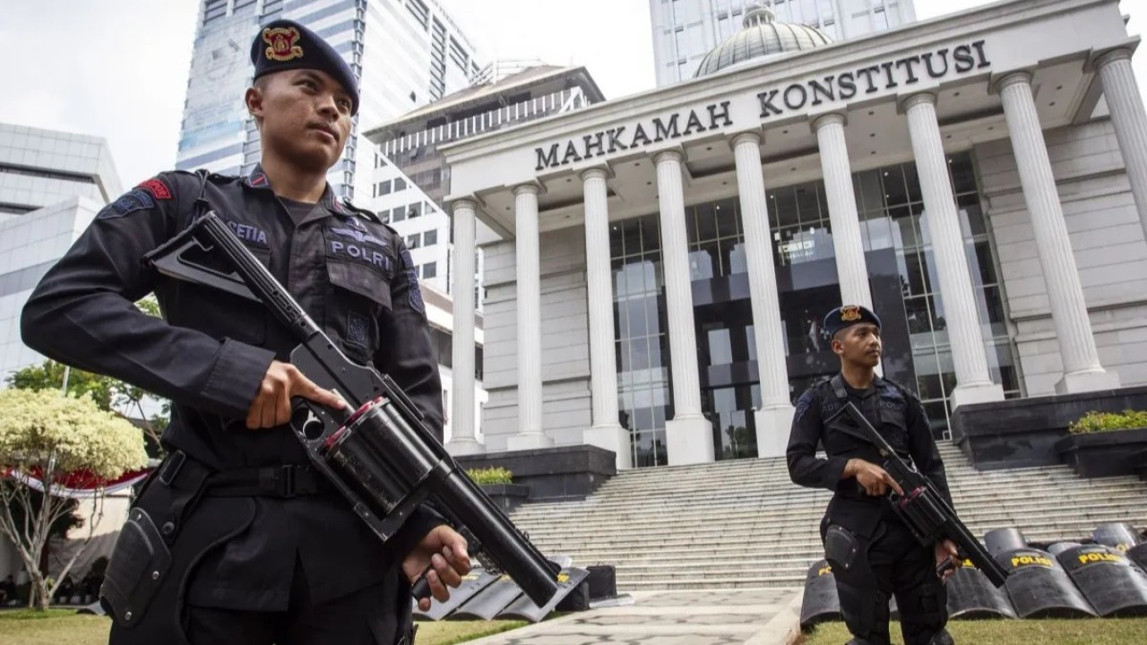 Polisi berjaga di depan gedung MK. (Antara)