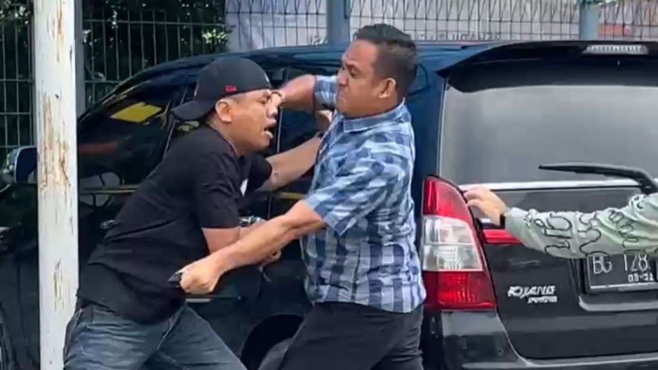 Aiptu FN saat terlibat perselisihan dengan debt collector.