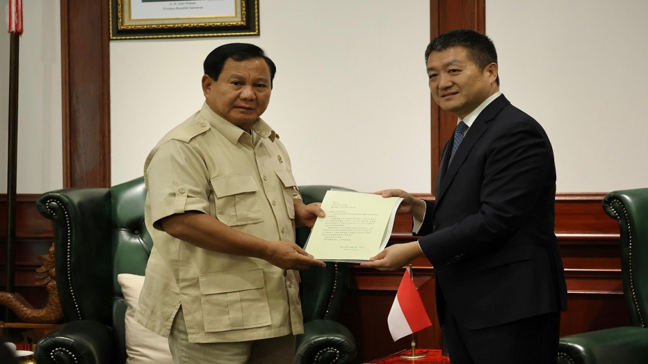 Prabowo Subianto (kiri) berfoto bersama Duta Besar China untuk Indonesia, Lu Kang sambil memperlihatkan surat ucapan selamat dari Presiden China Xi Jinping/ist