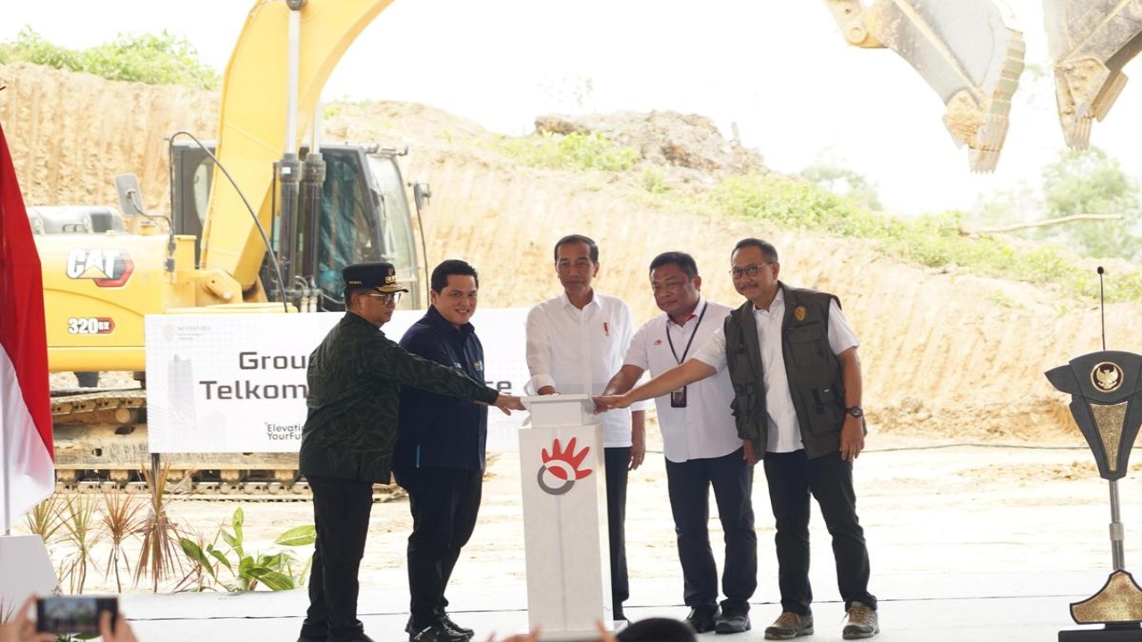 Presiden RI Joko Widodo (tengah) bersama dengan Kepala Otorita IKN Bambang Susantono (kanan), Menteri BUMN Erick Thohir (kedua kiri), PJ Gubernur Kalimantan Timur Akmal Malik (kiri), dan Direktur Utama Telkom Ririek Adriansyah (kedua kanan), saat acara Groundbreaking Telkom Smart Office di Kawasan Ibu Kota Nusantara (IKN), Penajam Paser Utara, Kalimantan Timur, Jumat (1/3/2024).