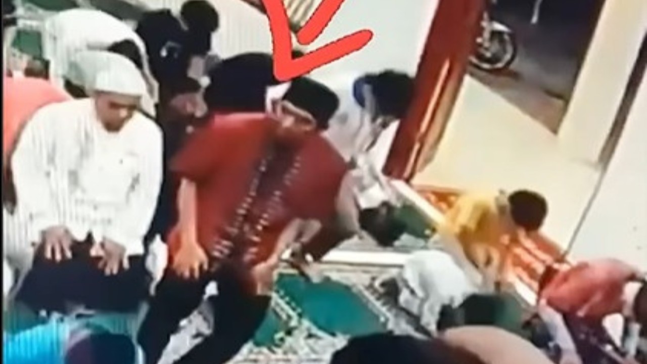 seorang pria yang sedang melakukan salat berjamaah. (Foto: Tangkap layar)